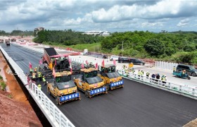 中交路建龙门大桥项目首次AC-20沥青中面层试验段摊铺顺利完成